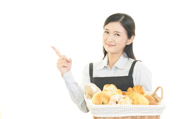 パンを持つ女性