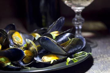 Papier Peint photo Lavable Crustacés Mussels with glass of white wine and thyme in the dark