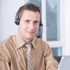 Call Center Mitarbeiter mit Headset