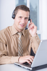 Call Center Mitarbeiter mit Headset