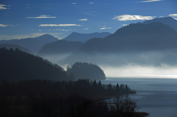 Mondsee - Nebel über dem See in Salzburg, Österreich