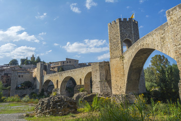 Fototapeta na wymiar Fortified stone bridge entrance to Besalu