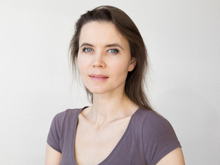 Obraz premium Woman with attractive smile looking into camera