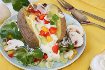 Folienkartoffel mit Salat
