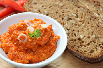 Vegetarischer Brotaufstrich mit Paprika