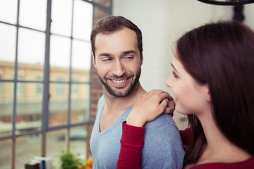 glückliches paar in einer sanierten loft-wohnung