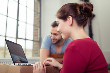 paar schaut zuhause auf laptop