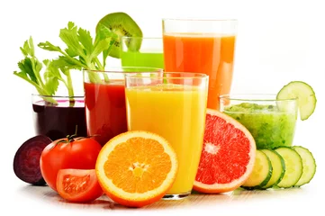 Foto op Plexiglas Glazen met verse biologische groente- en vruchtensappen op wit © monticellllo