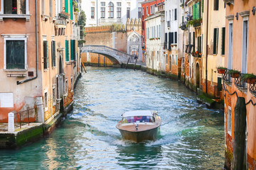 Obraz na płótnie Canvas Boat sailing in Venice