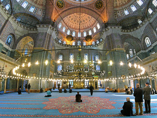 Interieur van de Yeni-moskee in Istanbul, Turkije