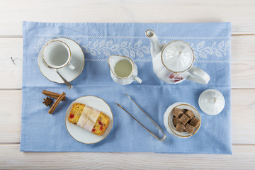 Café, té, chocolate y bizcocho de frutas y galletas en la mesa