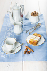 Café, té, chocolate y bizcocho de frutas y galletas en la mesa
