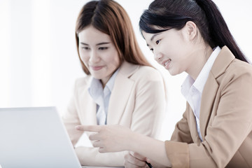 Obraz premium Business people discussing the charts and graphs showing the res