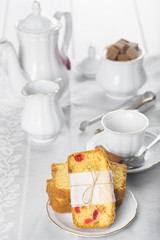 Bizcocho de frutas con café, té y chocolate para la merienda