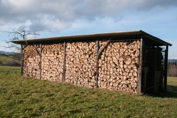 Holzstabel überdacht