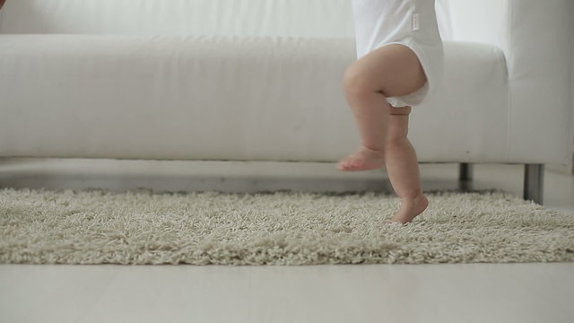 parents teach their child to walk
