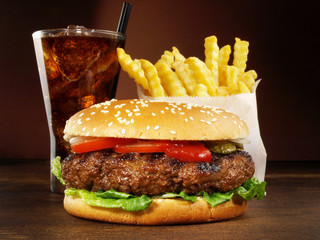 Big Burger - Hamburger mit Pommes Frites