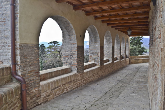 Castelli di Piticchio, Arcevia, Arco e archi