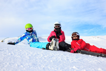 Fototapeta na wymiar Girls on the skiing