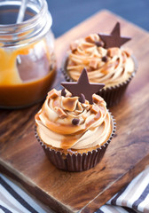 Cupcakes with cream cheese, caramel and chocolate
