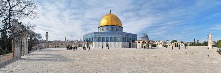 Naklejka premium Panorama Wzgórza Świątynnego z Kopułą Meczetu na Skale w Jerozolimie