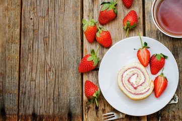 cake roll with strawberries and cream cheese