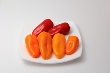 Pimientos en plato blanco