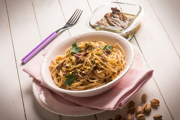 spaghetti with anchovies and pistachio nuts