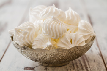 Vanilla meringue cookies