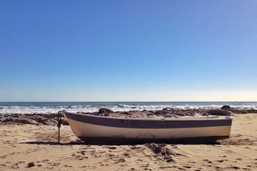 barca en la playa