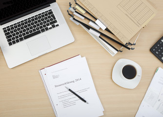 steuererklaerung mit laptop und kaffee