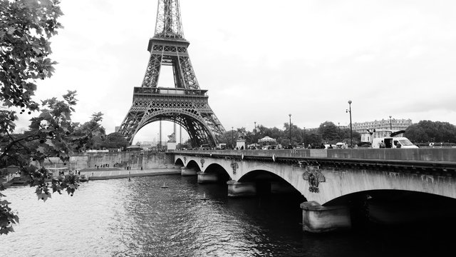 Fototapeta View of the Eiffel Tower in Paris