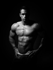 Bodybuilder posing - 77199821