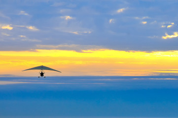 Obrazy na Plexi  motolotnia w pochmurny zachód słońca