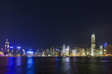 Obraz premium panoramic cityscape and skyline of hongkong harbor at night