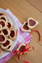 biscotti a forma di cuore su piatto_ San Valentino