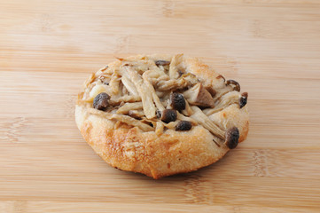 まな板にのせた キノコ ピザ パン フォカッチャ テーブル クローズアップ