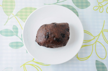 お皿にのせた チョコ チップ パン ベーグル チョコレート テーブル