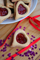 biscotti a forma di cuore su piatto_ San Valentino