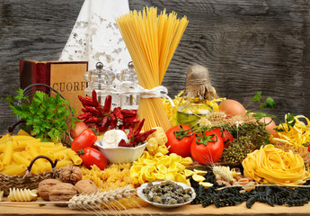 pasta mista cruda e ingredienti
