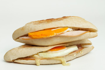 Panino mit Ei und Schinken