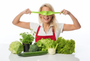 Frau mit Gemüsesorten macht Spaß mit Salatbesteck
