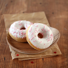 donuts mit rosa streuseln und herzchendeko