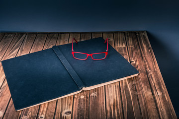 Rote Brille auf Buch