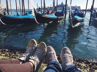 Rilassarsi guardando le gondole © albertobrian