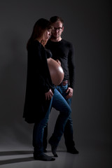 Pärchen mit Babybauch im Schatten Porträt