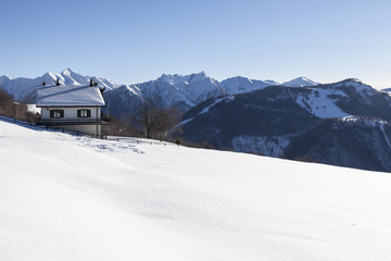 Fototapeta na wymiar Paesaggio montano innevato delle Alpi Lombarde 