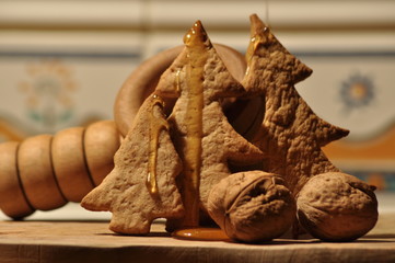 Gingerbread for Christmas. Honey for cakes and walnuts.