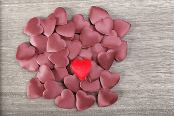 Obraz premium One red heart on the pink hearts background