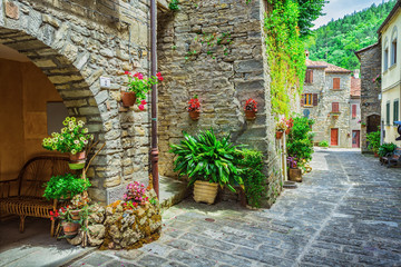 Fototapety  Włoska ulica w małym prowincjonalnym miasteczku Tuscan
